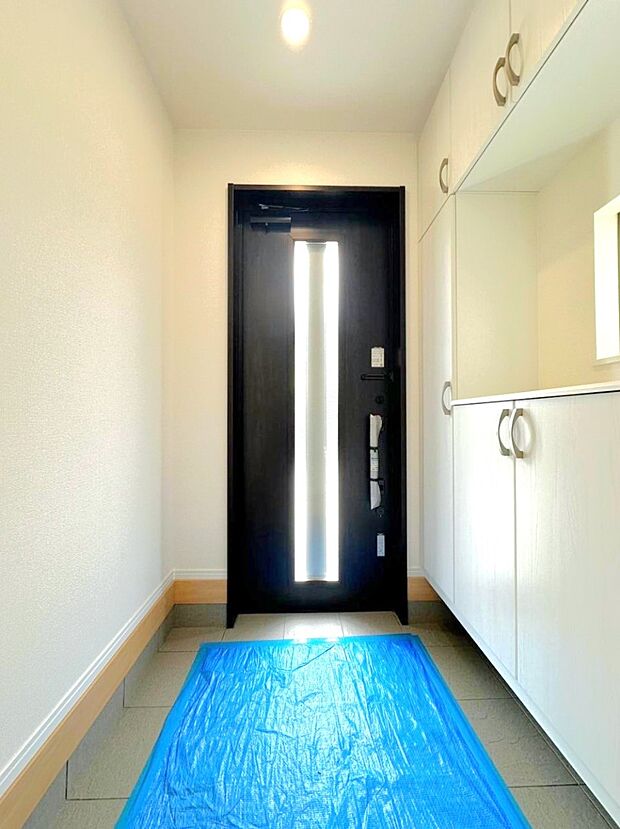 自然光が取り込まれ明るい玄関は収納もあるのでスッキリした衛生的な空間を保てそう
