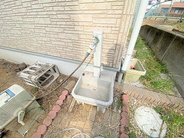 お庭の水やりや洗車にも便利な外水栓