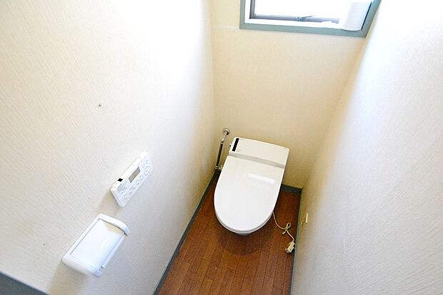 白を基調とした清潔感のあるトイレ