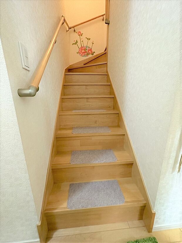 安全に配慮して階段には手すりを設置
