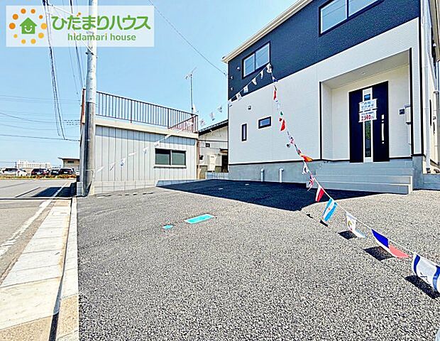 ゆったりとしたカースペースで、ファミリーカーや軽自動車もラクラク駐車出来ますね♪