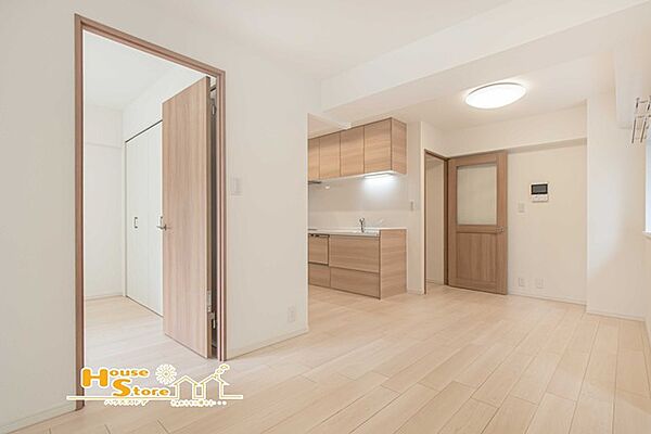 開放的なリビングは、暮らしの中心として設計され、住む人同士のコミュニケーションが自然に広がる空間です。