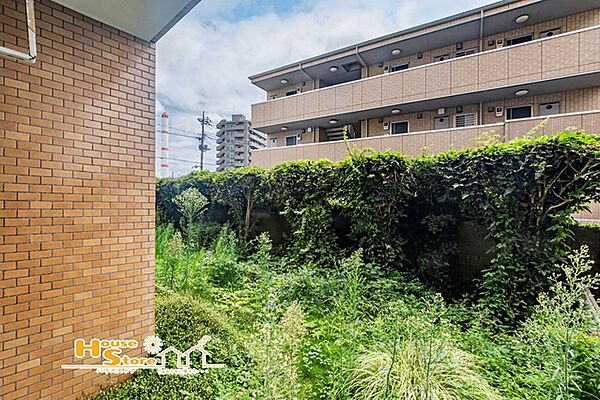 家庭菜園やガーデニングを楽しめる約73平米超のゆとりある専用庭。季節ごとに変わる植物の表情を身近に感じながら、暮らしに彩りを添えてくれる心地よい空間です。