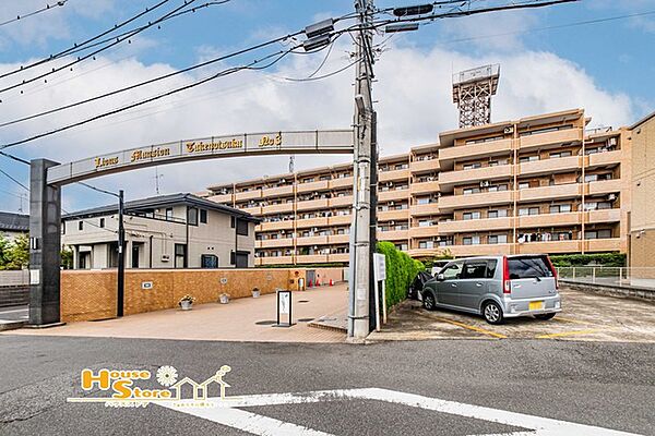南西・南東角住戸で日当たり・通風良好の快適なお部屋です。新規フルリフォーム済み！約73平米超の開放的で広い専用庭があり、家庭菜園やお子様の遊び場などに最適です。