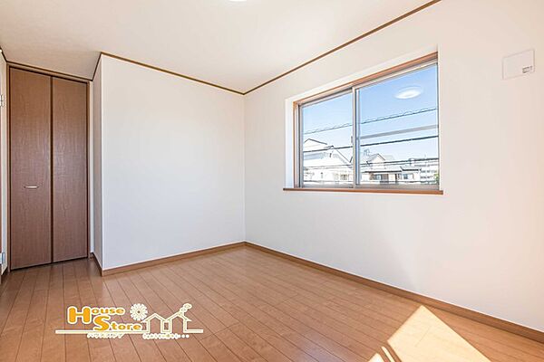 お部屋は採光と通風が考えられた居心地のいい空間設計。全居室収納付きのためスッキリとしたレイアウトを考えることができます♪