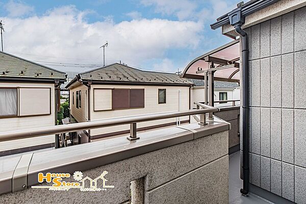 南向きで陽当たり・風通しの良いバルコニー。2部屋から出入りでき、洗濯物干しなどにも便利な使いやすい空間です。