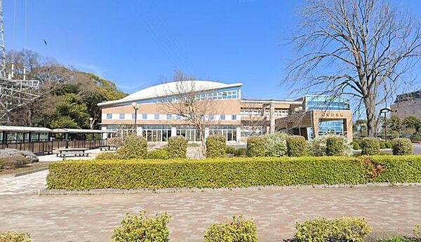 越谷総合公園 総合公園多目的運動場。屋外スポーツ施設と総合体育館、四季折々の自然の風景が美しい池で構成されている複合運動施設です。