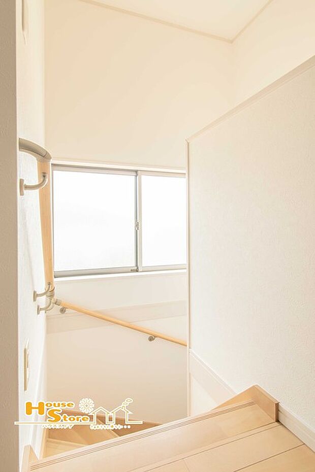 【足元も安心の階段】 階段には手すりが付いているので、歩行の動作を安全にサポートし、安心・安全な暮らしを支えます。