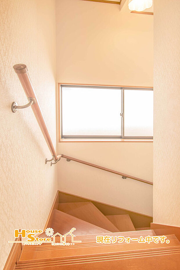 安全性と快適さを兼ね備えた手すり付き階段は、窓から入る光によって足元も明るく照らされます。 