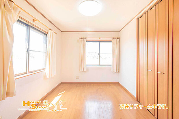 【採光良好なお部屋】 あたたかな光を感じることができる洋室は寝室やお子様のお部屋など用途によっても充実の快適空間をもたらしてくれます。 