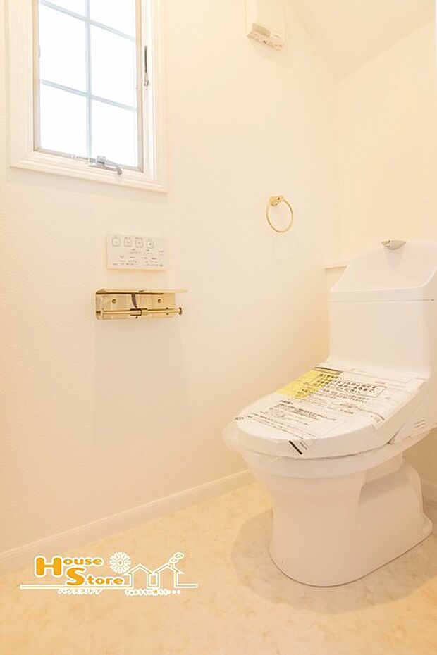 【温水洗浄トイレ】 毎日使いやすい便利な仕様の温水洗浄トイレは、掃除がしやすくいつも清潔な空間に保てます♪ 