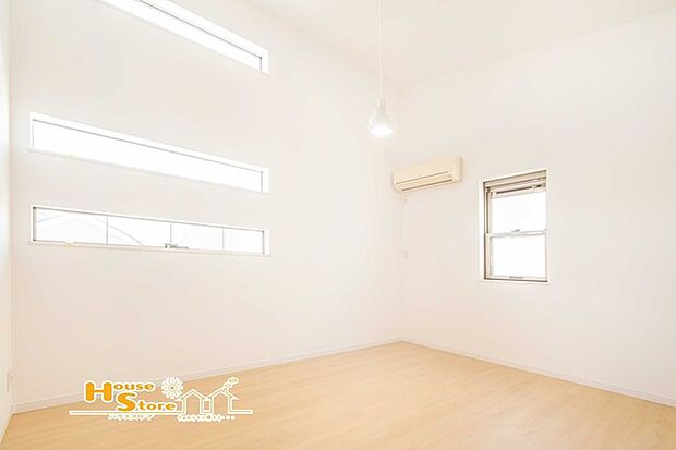 高天井の開放感あふれる洋室（6帖）。採光窓も充実して明るく快適に過ごすことができます。
