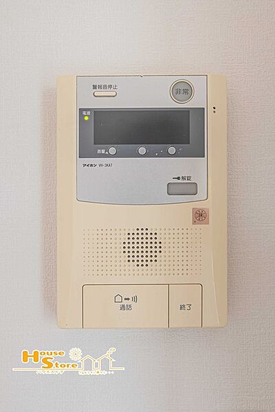 来訪者の姿を映像で確認できるTVモニター付きインターホンを設置。防犯面にも配慮された安心感のある設備です。