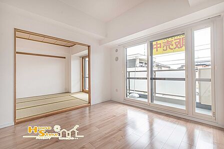 東向きのワイドな窓を採用したLDK。室内に自然光をたっぷりと取り込み、時間帯によって移り変わる光の表情を楽しむことが出来ます。