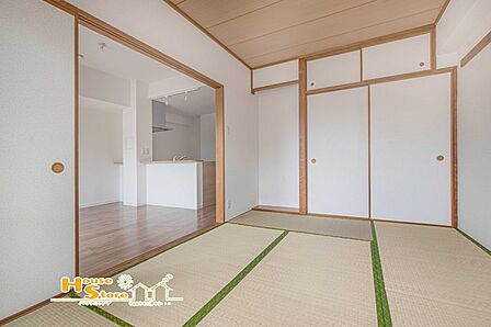 リビングとつながる和室は、横になったり趣味の時間を過ごすのにぴったり。心地よくリラックスできる空間です。