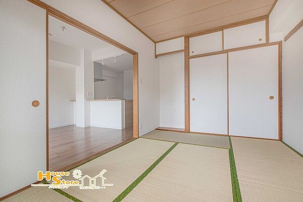 リビングとつながる和室は、横になったり趣味の時間を過ごすのにぴったり。心地よくリラックスできる空間です。