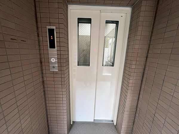 荷物を持った日もスムーズに移動できるエレベーター付き。日々の暮らしをより快適にサポートします。