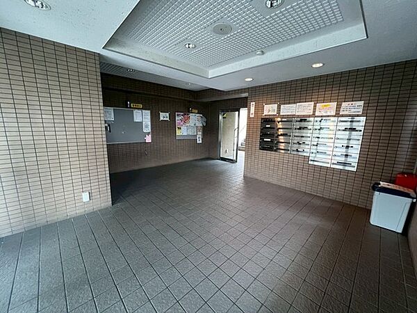 居住者の人々との交流の場にもなる郵便受けスペース。ロビーも広々としていて開放的です。