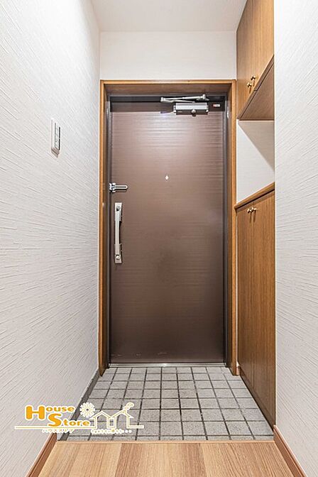 シューズボックスが設置された玄関なら、靴をすっきり収納でき、おうちの顔としてふさわしい清潔感を保てます。 