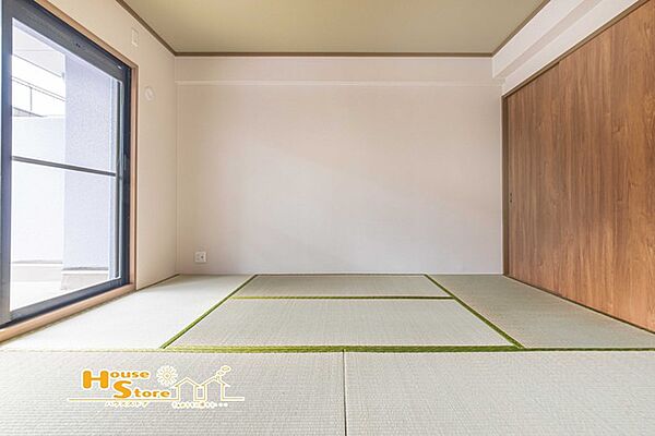日常の中で和の趣を感じられる、素敵な住空間です。畳敷きなので、快適に横になれるのはもちろん、フローリングや椅子の硬さが苦手な方でもリラックスして過ごせる嬉しい一室となっております。