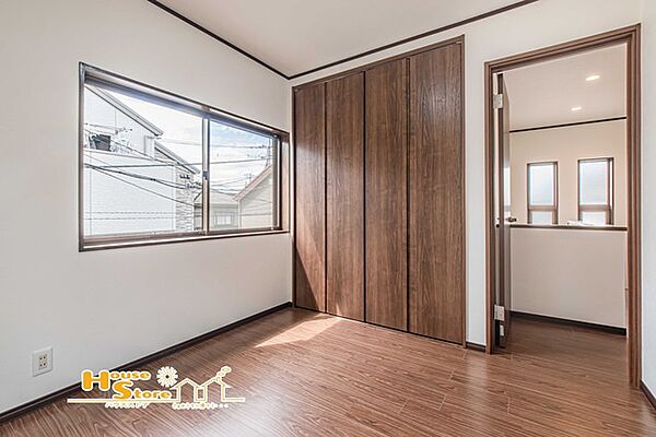 全居室二面採光を採用し、二方向の窓から光と風を取り込む明るく心地よい住空間。プライベートな時間も快適に過ごせる、居心地の良い洋室です。