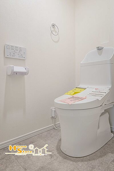 清潔感のあるトイレは、温水洗浄便座付きで快適にお使いいただける空間。毎日気持ちよく使える、嬉しい設備仕様です。