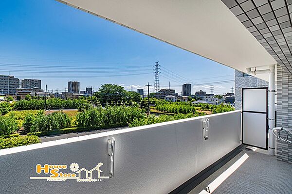 周囲に高い建物が少ないため陽当たりや開放感に恵まれ、緑を感じながら気持ちよくお過ごしいただけます。バルコニーは奥行きにもゆとりがあり、洗濯物干しなどの作業もしやすい快適な空間です。