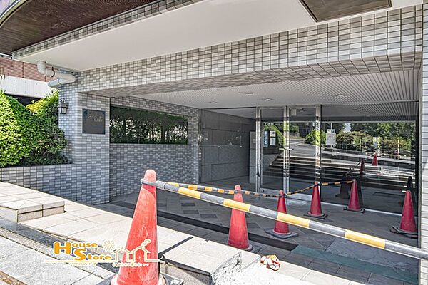 清掃が行き届いた清潔感のあるエントランス。管理体制も良好で、共用部まで丁寧に整えられた、気持ちよく暮らせる住環境です。