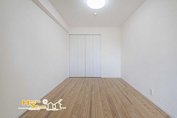 リビング隣接の約6帖のお部屋は、ライフスタイルに合わせて多目的に活用できる便利な空間。寝室やワークスペースとして使えるほか、扉を開放すればリビングと一体感のある広々空間としてもお使いいただけます。
