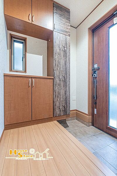 住まいの顔となる玄関は、清潔感と開放感を兼ね備えた心地よい空間。第一印象の良さはもちろん、毎日の暮らしにも快適さをプラスしてくれます。