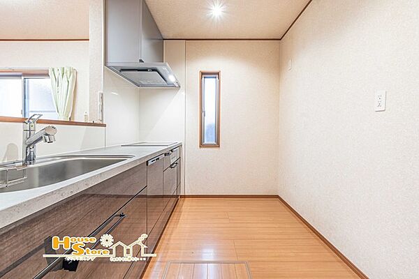 背面にゆとりをもたせたキッチンは、ご家族並んで料理を楽しめる広々とした空間。食器棚や冷蔵庫を配置しても動線をしっかりと確保できます。