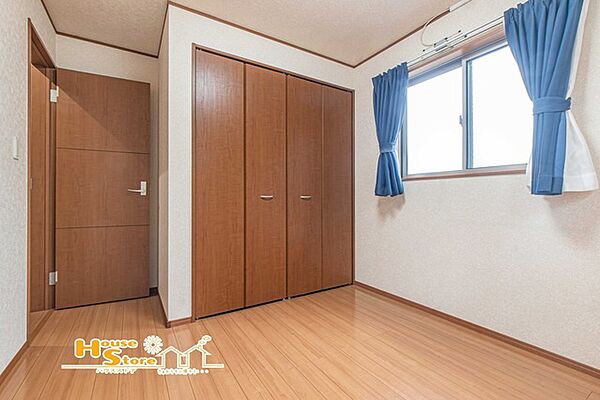 全居室に収納スペースを確保した使い勝手の良い洋室。衣類や日用品はもちろん、お部屋を広々とスッキリお使いいただけます。