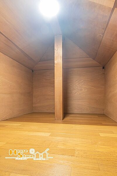 屋根裏収納へと続く緩やかな階段は上り下りしやすく、大きなお荷物の出し入れの際にも安心。幅広く活用できる便利な収納スペースです。