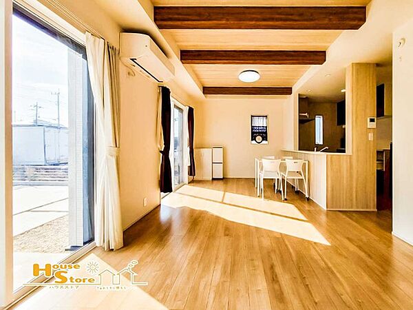 広々としたリビングは、窓からあたたかな日差しが降り注ぐ居心地の良い空間。ご家族との会話も自然にはずむ、憩いの場にぴったりです。