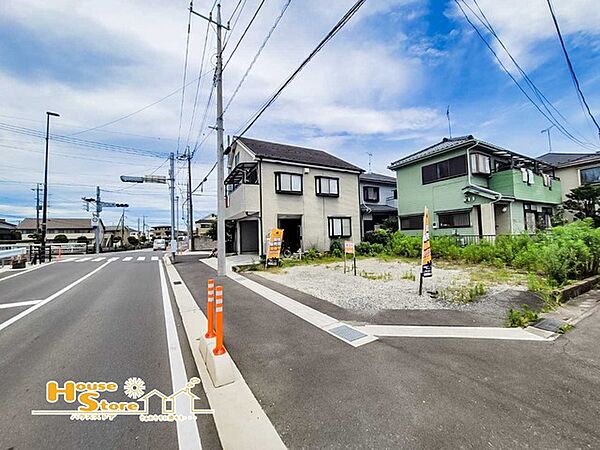 前面道路もゆとりの幅員で開放感があります。