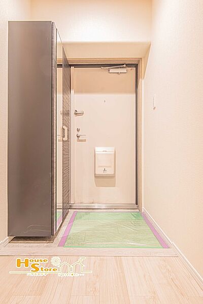 収納力のある玄関に全身鏡を備え、毎日の出入りを気持ちよく整えてくれる空間。お出かけ前の一歩も、帰宅時も心地よく迎えてくれます。