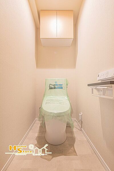新規交換のトイレは、温水洗浄便座付きで清潔感と快適さを兼ね備えた空間。戸棚付きで、トイレ用品もすっきり収納できます。