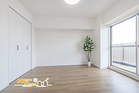 バルコニーとつながる洋室は、内と外が緩やかにつながる開放的な空間。採光・通風にも恵まれ、心地よくお過ごしいただけます。