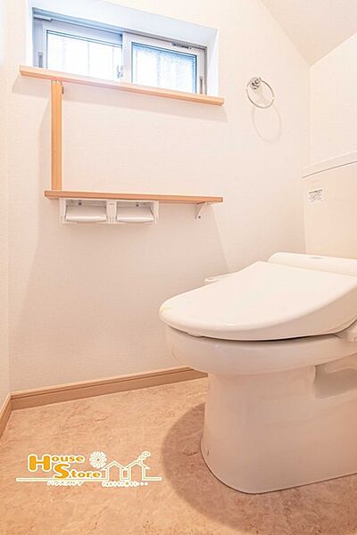 清潔感のあるトイレ空間にシャワートイレを備え、毎日快適にお使いいただけます。換気窓もあり、空気を入れ替えやすく、すっきりとした空間を保ちやすい仕様です。