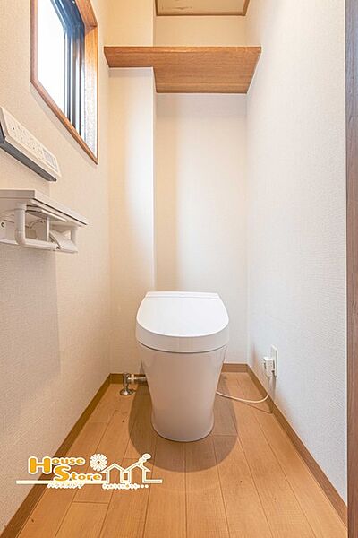 清潔感あふれるお手洗いは、窓付きで換気も十分。お手入れしやすく、いつも快適にご利用いただける居心地の良い空間です。
