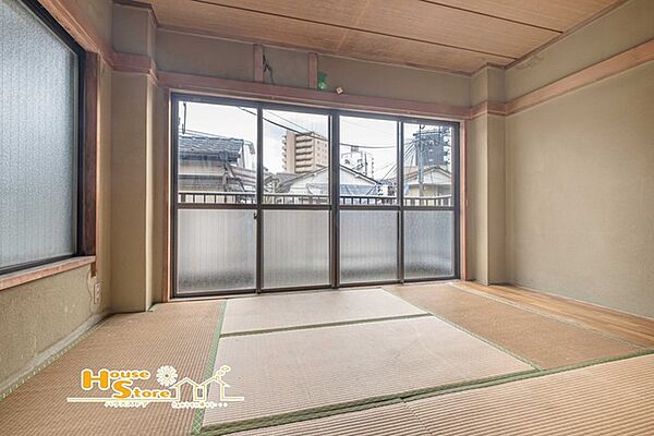 バルコニーに面した洋室は、天気の良い日には布団やシーツなど大きなものもラクに乾かせます。さらに風通しもよく、お部屋の換気もスムーズに行える快適な住空間です。