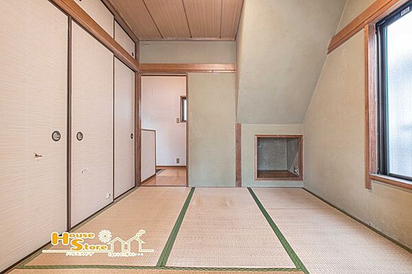 肌触りや香りに癒され、心から落ち着ける和室です。断熱効果のある畳は、夏は涼しく冬は暖かく快適に過ごせるため、冷暖房効率が高まり、省エネ効果も期待できます。