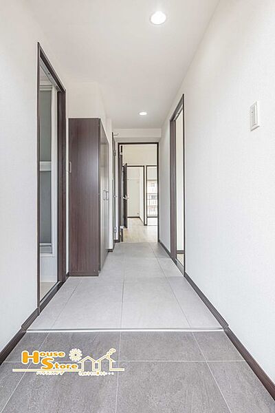 住まいへ一歩足を踏み入れた瞬間から、心地よさを感じられる玄関。シンプルで洗礼された空間が、毎日の暮らしを気持ちよく迎えてくれます。