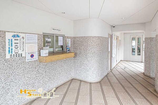 住まいへと気持ちを切り替える落ち着いた雰囲気の内エントランス。共用部まで丁寧に管理された空間が、日々の暮らしに安心感と上質さを添えます。