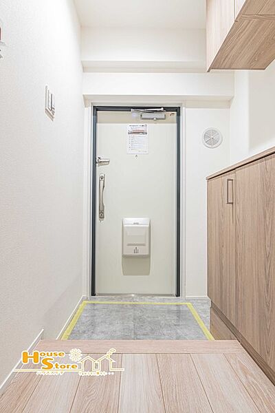 玄関には収納を備え、靴や日用品をすっきり片付けられます。上下に分かれた収納棚の上はカウンターとして使えるため、毎日の出入りも快適です。