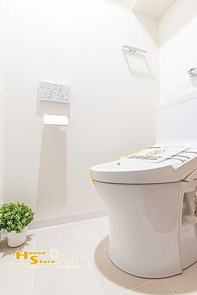 トイレも新規交換済みで清潔感のある空間。温水洗浄便座付きで、快適にお使いいただけます。