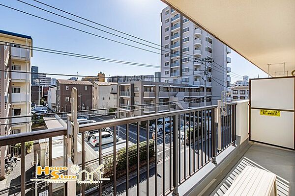 リビングと洋室の2室に面したバルコニー。南向きで陽当たり良好、気持ちの良い日差しで洗濯物もよく乾きます。