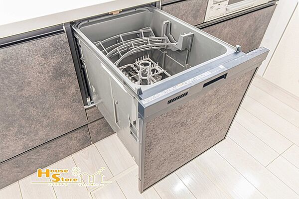 家事の時短に役立つ食洗機付きで、食後の片付けもスムーズに。ビルトインタイプのためキッチンをすっきり使えるのも嬉しいポイントです。