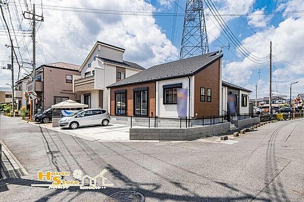 広々とした敷地に、並列3台駐車可能なカースペースを確保。開けた角地ならではの開放感があり、お車の出し入れもしやすいゆとりある住まいです。