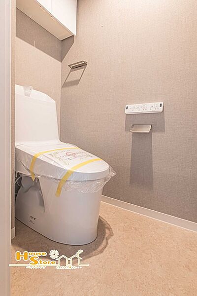 収納棚を備えたトイレはペーパーや小物もスッキリ収納できるので空間を広く使えます。明るく清潔感のある内装で、毎日快適に利用できる空間です。